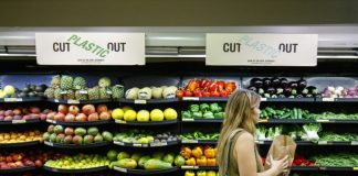 Going 'nude': UK supermarkets test plastic-free zones