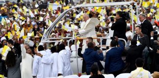 Hundreds of thousands turn out for Pope Francis Madagascar mass